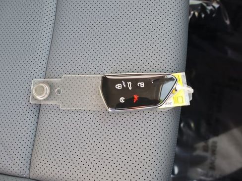 Used 2025 Volkswagen Tiguan SE FWD image 51