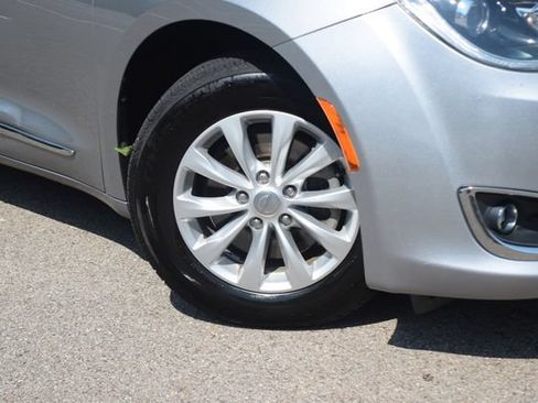 Used 2017 Chrysler Pacifica Touring-L FWD image 30