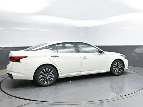Used 2025 Nissan Altima 2.5 SV FWD image 2