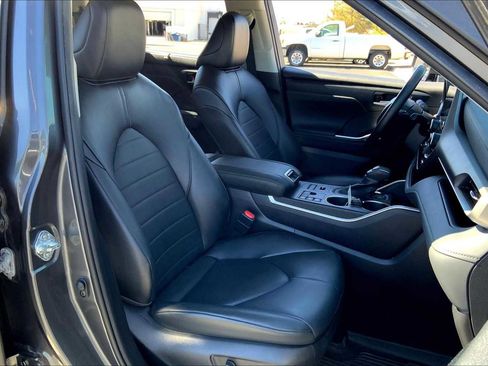 Certified 2023 Toyota Highlander XLE image 7