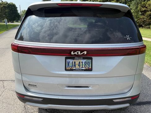 Used 2023 Kia Carnival LX FWD image 2