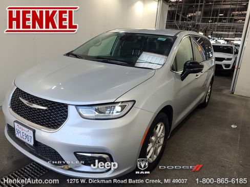 Used 2024 Chrysler Pacifica Touring-L w/ Uconnect Theater Family Group FWD image 1