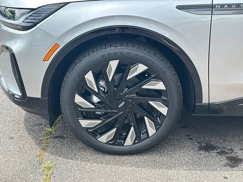 New 2026 Lincoln Nautilus Reserve AWD/4WD image 12