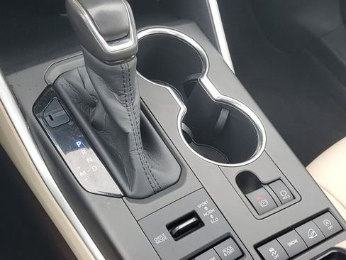 Used 2020 Toyota Highlander XLE image 29