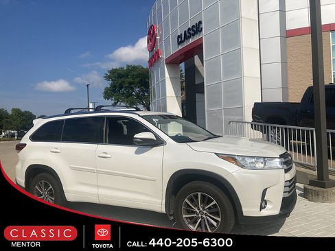 Used 2017 Toyota Highlander XLE AWD/4WD image 1
