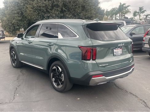 Certified 2025 Kia Sorento EX image 4