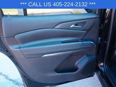 Used 2025 Chevrolet Traverse LT FWD image 30