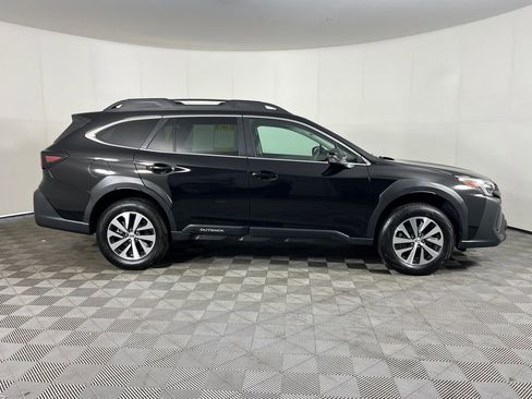 Used 2023 Subaru Outback Premium AWD/4WD image 5