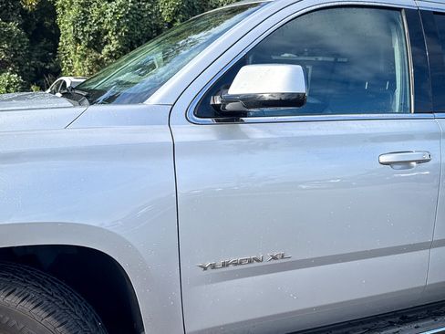 Used 2017 GMC Yukon XL SLT w/ Open Road Package image 4