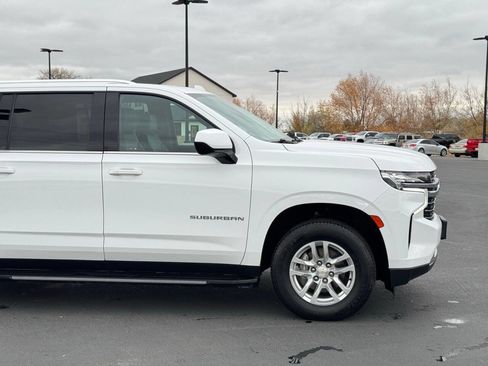 Used 2023 Chevrolet Suburban LT image 3