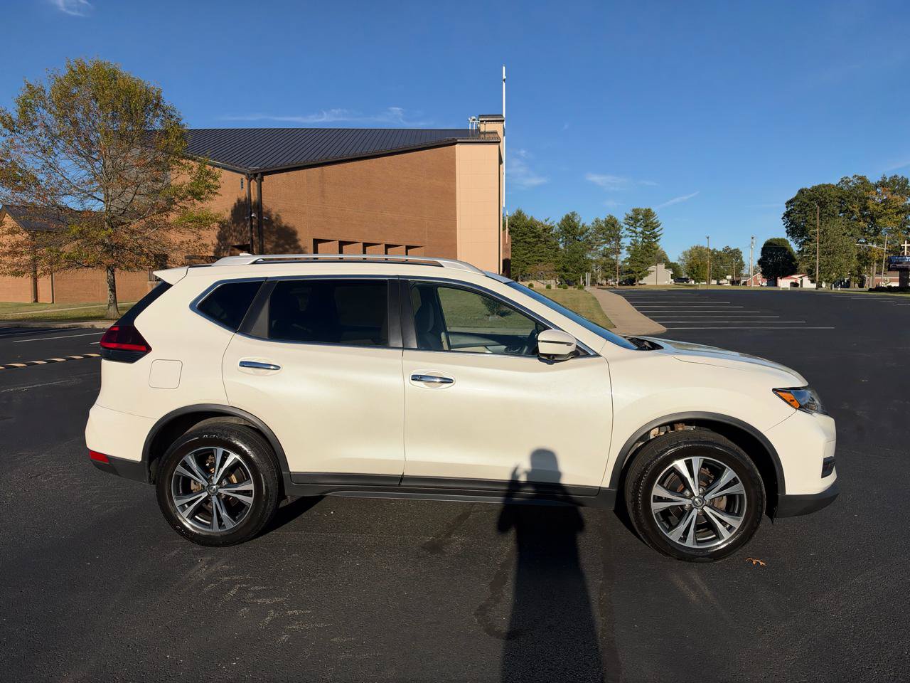 Used 2019 Nissan Rogue SV w/ Sun & Sound Touring Package AWD/4WD image 2