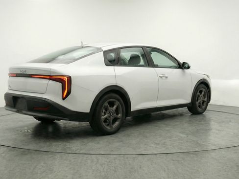 Used 2025 Kia K4 LXS image 9