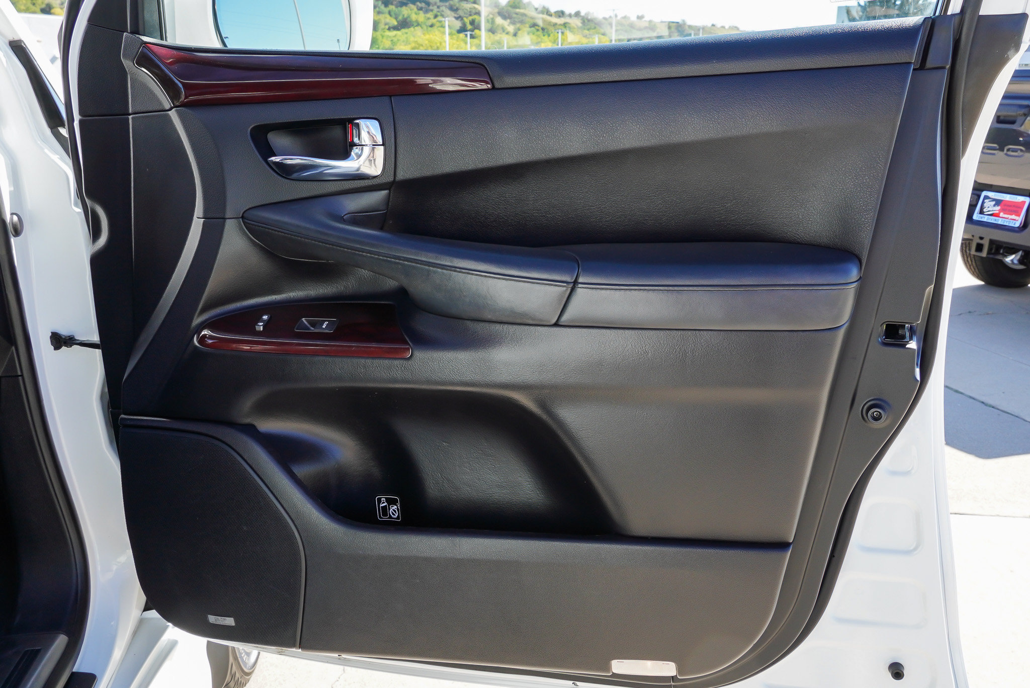 Used 2015 Lexus LX 570 4WD w/ Luxury Package image 37