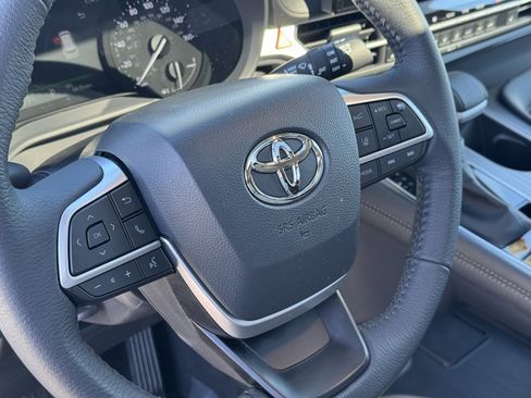 Used 2025 Toyota Sienna XLE w/ XLE Plus Package image 18