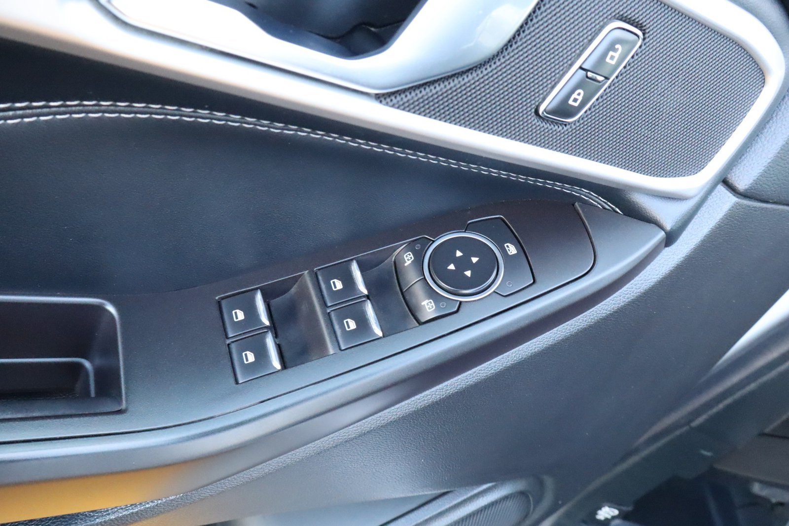 Used 2020 Ford Explorer XLT w/ Equipment Group 202A RWD image 19