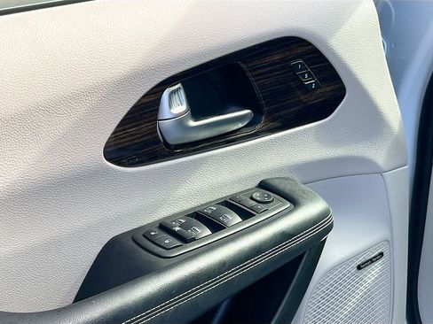 Used 2022 Chrysler Pacifica Limited image 18