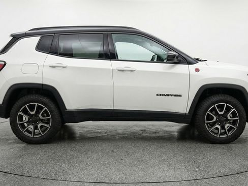 Used 2025 Jeep Compass Trailhawk image 11
