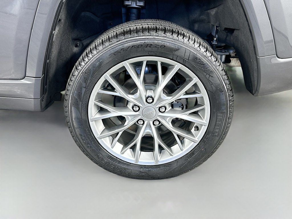 Used 2025 Jeep Grand Cherokee Summit AWD/4WD image 35