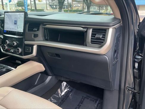 Used 2022 Ford Expedition Max XLT image 16