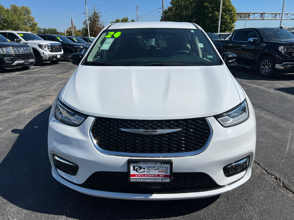 Used 2024 Chrysler Pacifica Limited FWD image 3