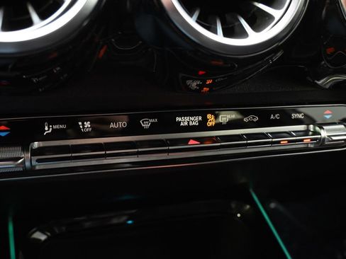 Used 2021 Mercedes-Benz GLB 250 4MATIC image 30