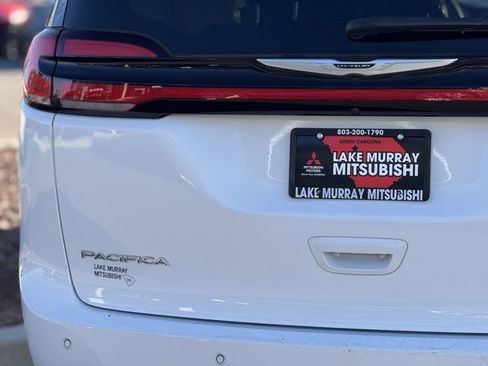 Used 2024 Chrysler Pacifica Touring-L image 10