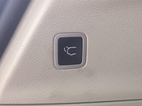 Used 2023 Chrysler Pacifica Touring-L image 14