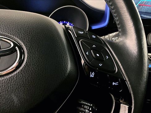 Used 2022 Toyota C-HR XLE image 18