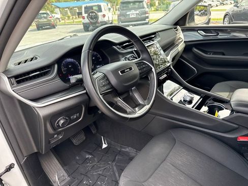 Used 2022 Jeep Grand Cherokee Laredo w/ Luxury Tech Group I image 9