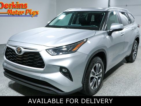 Used 2023 Toyota Highlander XLE FWD image 1