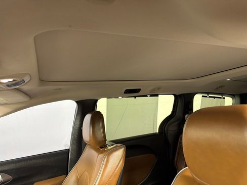 Used 2017 Chrysler Pacifica Limited image 14