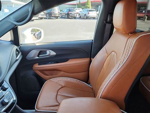 Used 2024 Chrysler Pacifica Pinnacle w/ Trailer Tow Group image 11