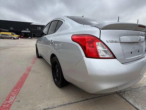 Used 2014 Nissan Versa SV image 9