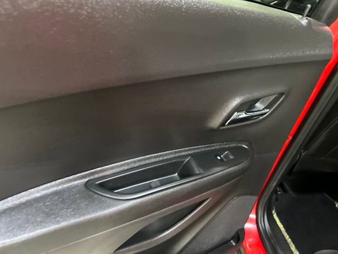 Used 2018 Chevrolet Trax LT w/ LT Convenience Package image 13