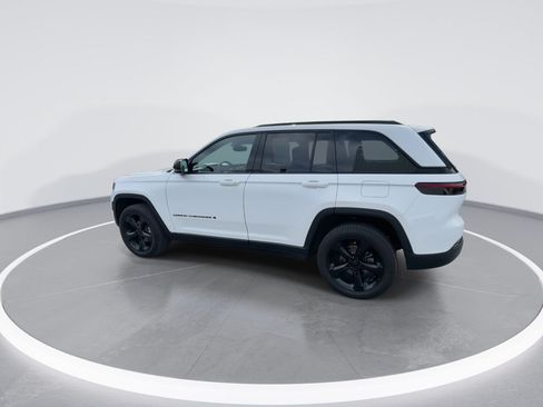 Used 2024 Jeep Grand Cherokee Limited w/ Black Appearance Package AWD/4WD image 12