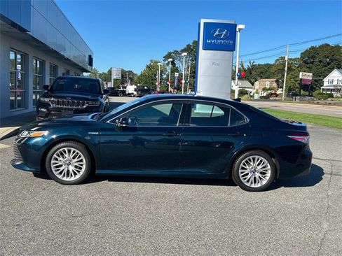 Used 2020 Toyota Camry XLE image 6