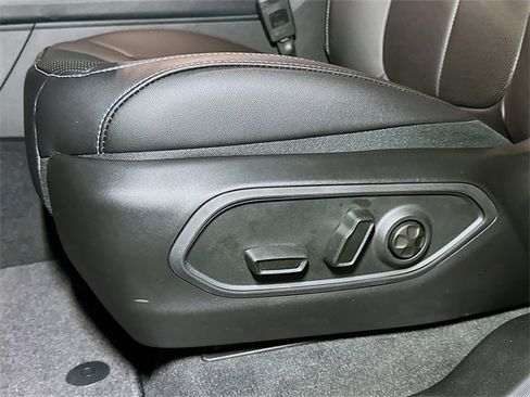 New 2025 Jeep Grand Cherokee Limited w/ Luxury Tech Group II image 13