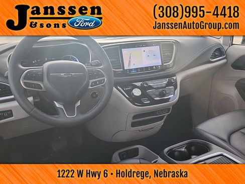 Used 2024 Chrysler Pacifica Select image 17