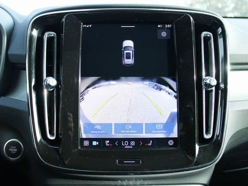 Used 2025 Volvo XC40 B5 Core image 23