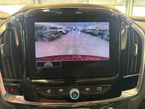 Used 2021 Chevrolet Traverse LT FWD image 32