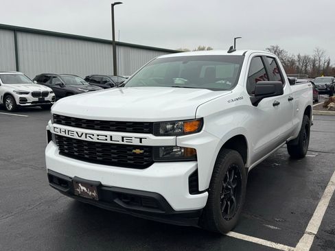 Used 2020 Chevrolet Silverado 1500 Custom w/ Custom Value Package image 2