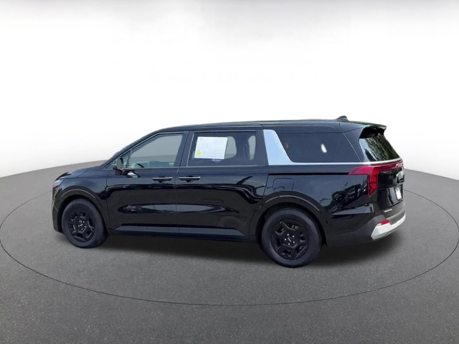 Used 2026 Kia Carnival FWD image 9