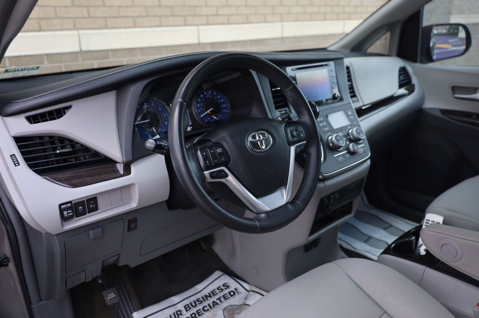 Used 2019 Toyota Sienna XLE Premium FWD image 13