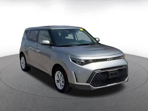 Used 2025 Kia Soul LX w/ LX Technology Package FWD image 3