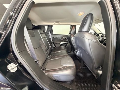 Used 2018 Jeep Cherokee Trailhawk w/ Comfort & Convenience Group AWD/4WD image 8