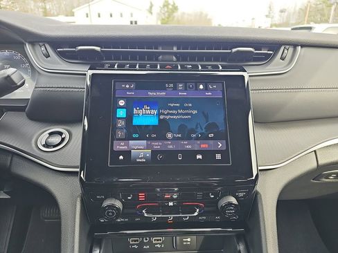 New 2025 Jeep Grand Cherokee Altitude image 25