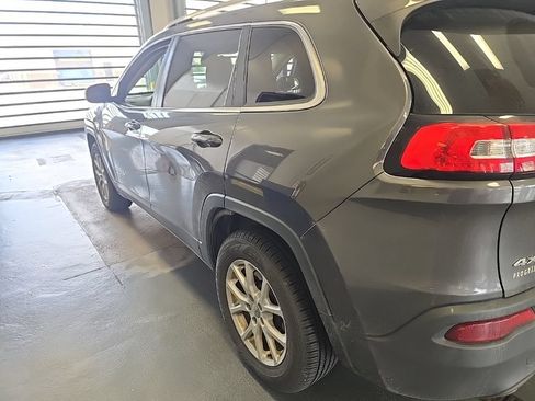 Used 2016 Jeep Cherokee Latitude w/ Comfort & Sound Group AWD/4WD image 4