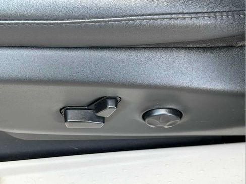 Used 2024 Chrysler Pacifica Touring-L FWD image 10