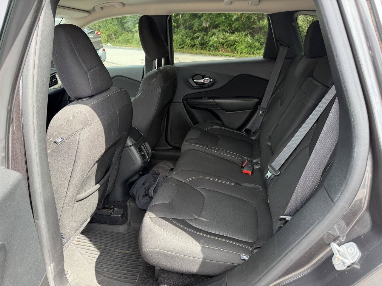 Used 2016 Jeep Cherokee Latitude w/ Cold Weather Group AWD/4WD image 12