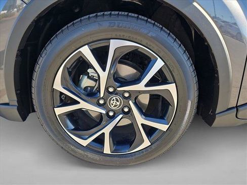 Used 2022 Toyota C-HR XLE FWD image 22